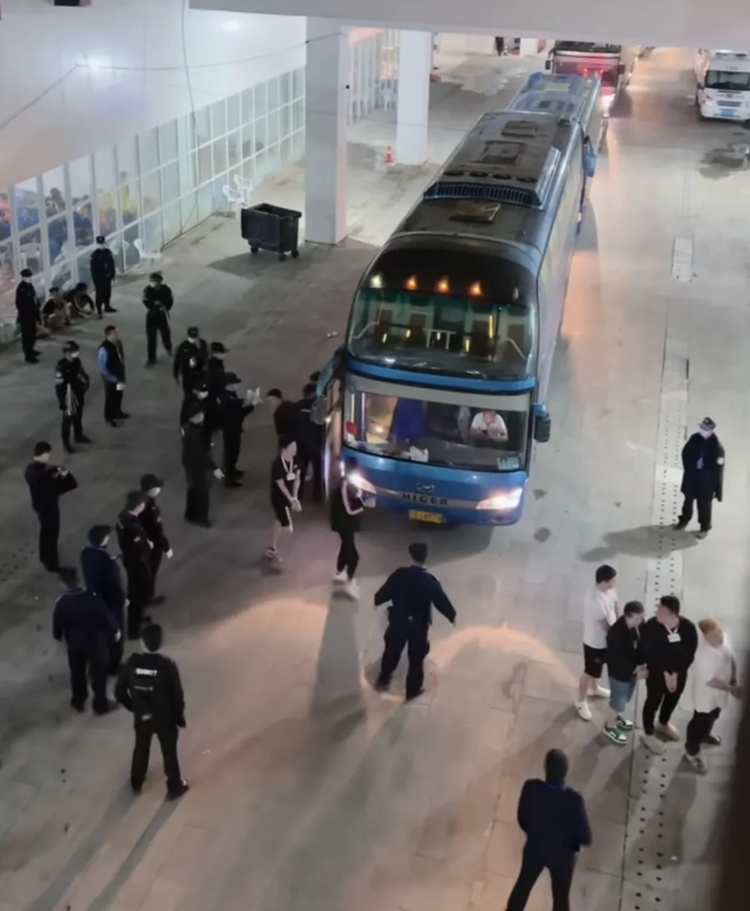 缅北到底回来了多少人？每天晚上都是十几车人！到底有多少中国人在缅北啊！

很多都