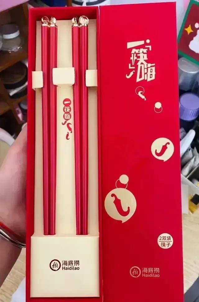 海底捞估计和广东话扛上了

海底捞这几年不停的围绕“嗨(hi)”字做文章，开店叫