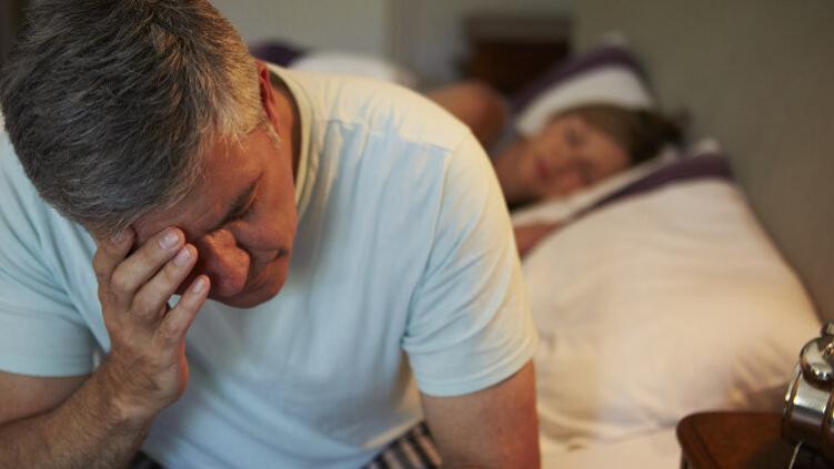 老年人总在凌晨三四点醒来，会影响健康吗？做好4点或能睡得更香