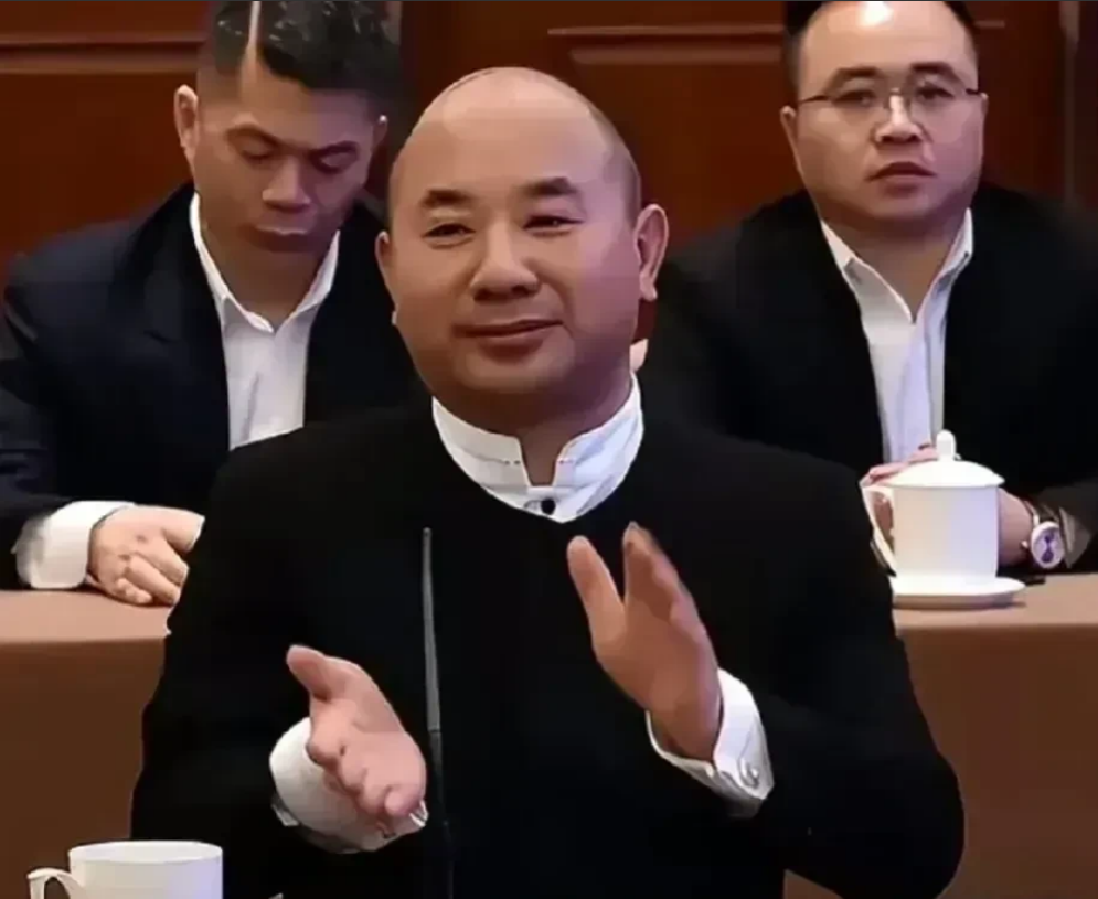 骗子终究会露出原形
这货，我二三十年前就认识，当时刚在深圳宝安公明楼村租了个厂房