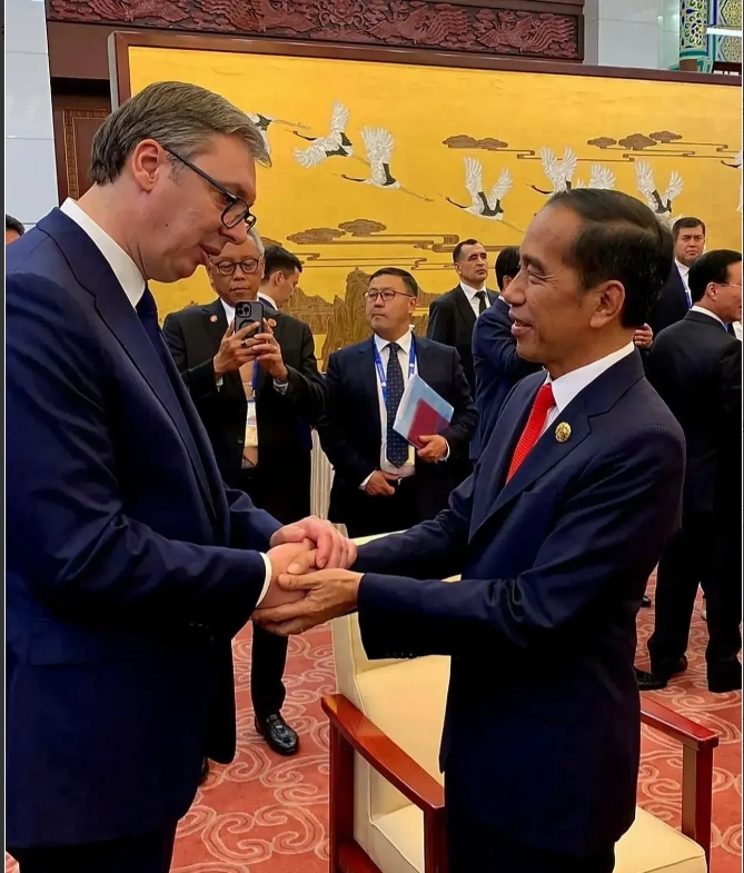 我觉得，这是本次盛会极为传神的一张照片，我们不妨模拟情境还原，猜猜印尼总统佐科和