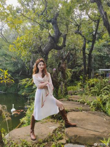 #刘亦菲白色吊带裙#
惠英红给刘亦菲新发微博评论：大美人儿！ [酷]全世界都赞同