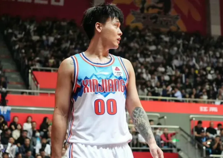 CBA榜首战三连胜深圳队，恐怕连胜将终结。周鹏成关键因素。

榜首的新疆队主场对