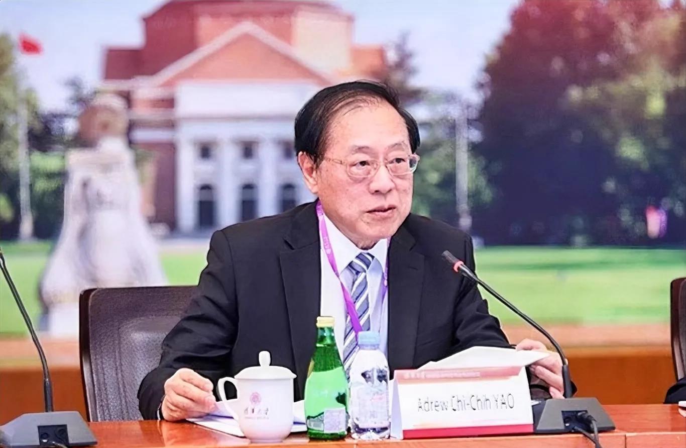 我国8大科学家回国时年龄：
1、钱学森，1955年回国， 44岁
2、杨振宁，2