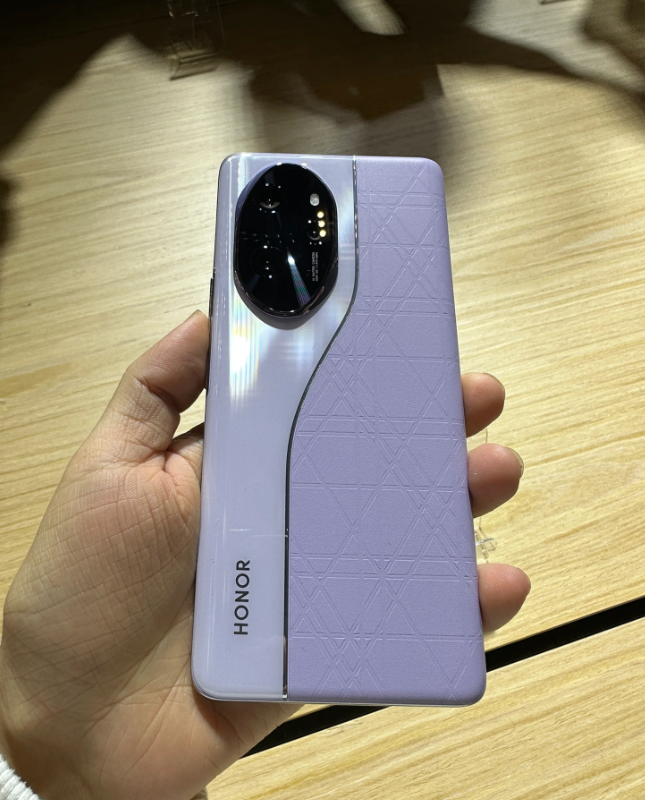 荣耀CEO赵明：荣耀100 Pro对标苹果iPhone 15系列，屏幕上我们肯定
