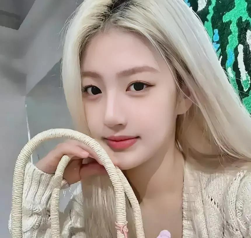 王思聪近日再度更换女朋友，有照片显示他与新女友姚心怡入住酒店。王大公子一直以财大