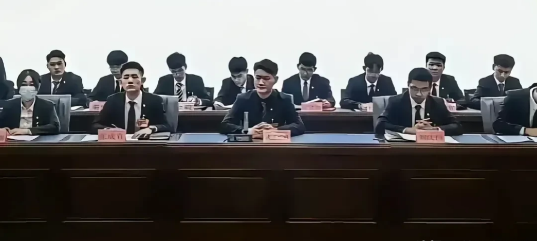 笑喷了，见到这张学生开会的现场图！
一个个西装笔挺、表情肃穆、正襟危坐，如果不告