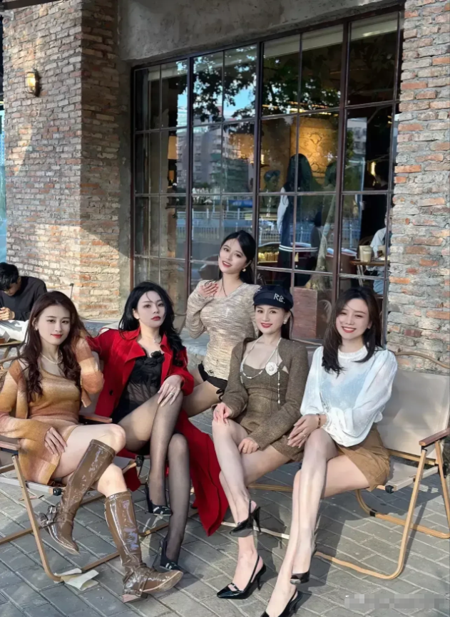 闺蜜一个人一起合影，你相中谁了吗