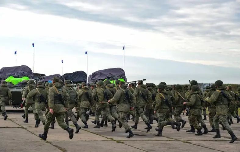 俄罗斯外交部发言人扎哈洛娃表示，只要美西方不向乌提供武器，并且基辅当局承认俄控区