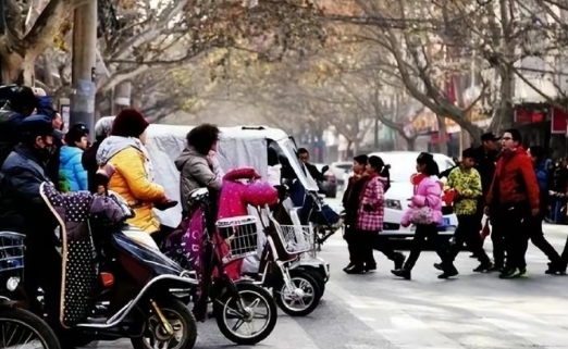 专家痛批“接送潮”，家长接送会毁了孩子，家长：你是不是没孩子？ ​​​