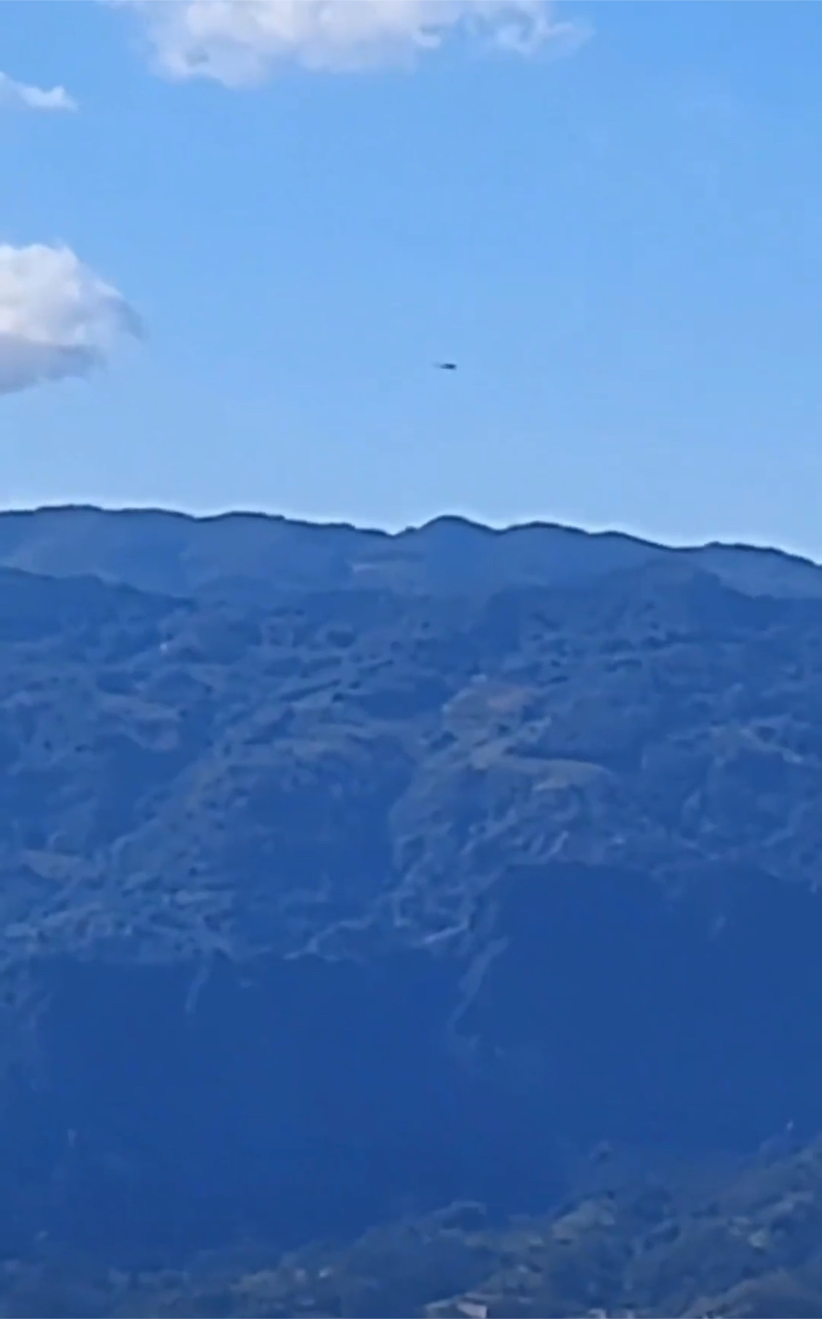 缅军飞机在侦察果敢同盟军阵地。大片山区丛林，缅军无论是苏30战机、米格29战机、