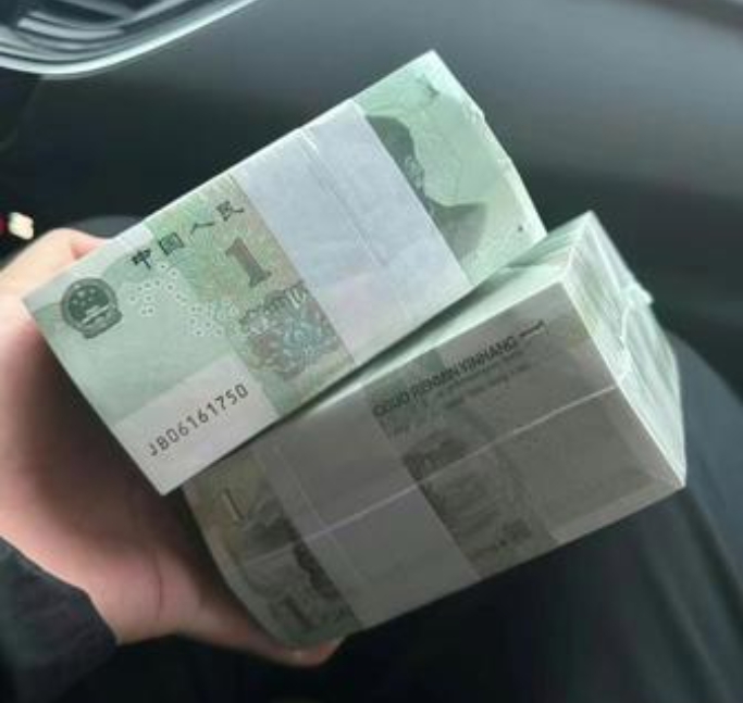 前女友给我送请帖，非让我去参加她的婚礼，我特意去弄了这么多现金，想问问随这么多够