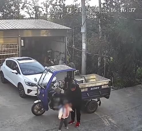 
粗心家长！爷爷接错孙女到家10多分钟未发现，老师打来电话才反应过来！

湖北仙