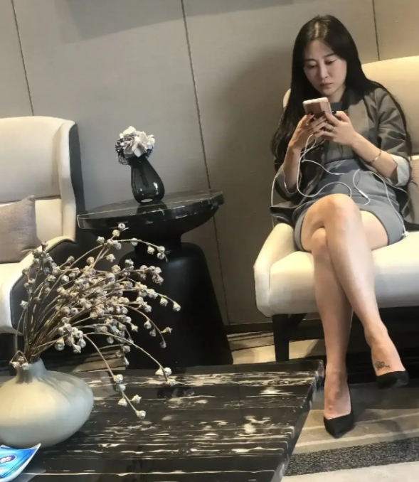 这是我的家
老公上班了
儿子上学了
只剩我自己
坐在诺大的房间里
百无聊赖
无所