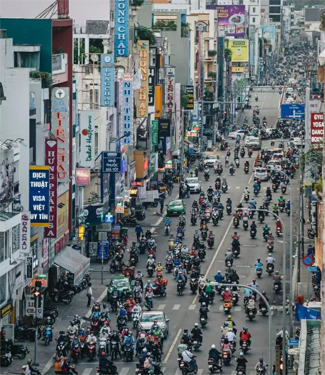 越南这广告牌越来越有日韩味了，但是越南这文字，总感觉很违和。
