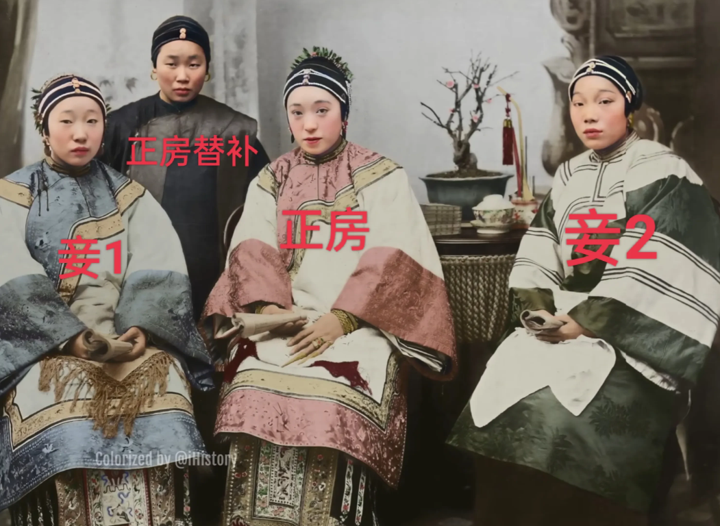 晚清富商的3个老婆，正房还带着替补。这是晚清富商的3个老婆，正房端坐中间，面容姣