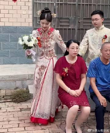 新娘子这么漂亮，新郎却愁眉苦脸