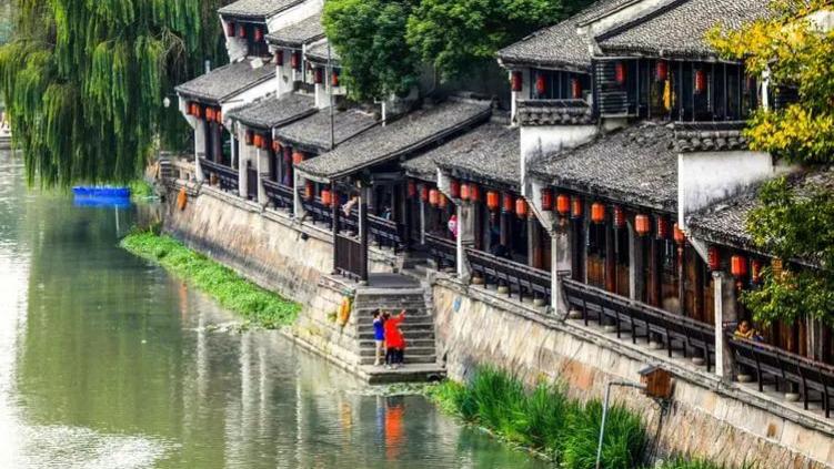 别去婺源挤了，距上海2h的这座绝美古镇，美到失语