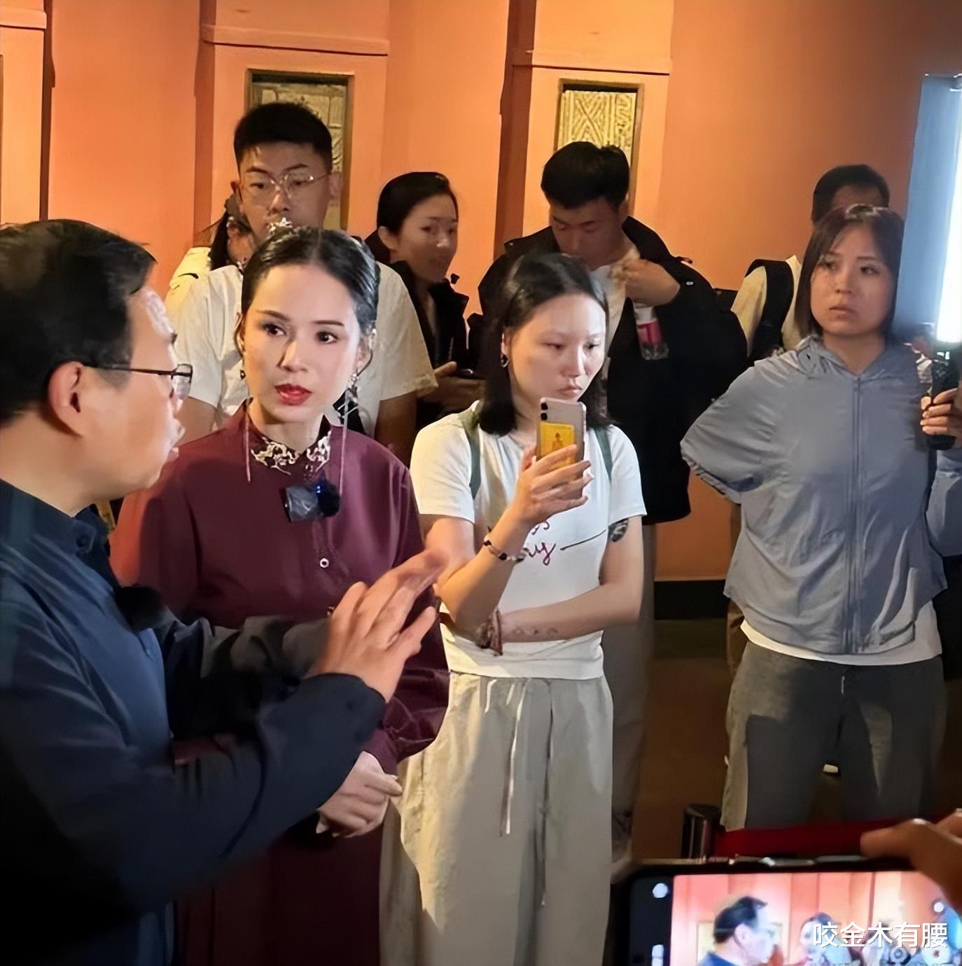 李若彤前脚在杭州扫货，转天现身西安观赏碑林，穿古典裙美到发光