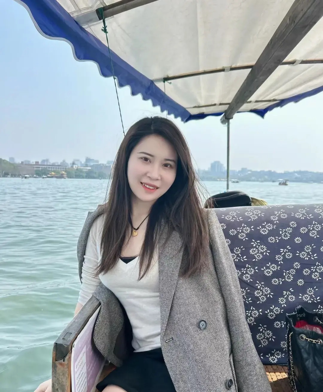 我今年32岁，至今未婚，一直保持着单纯的生活状态。现在，我面临三种选择：

首先