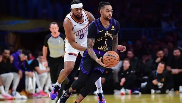今日NBA圣诞大战，我发现了4位最“拉胯”的球星
1、库里——出场34分钟，21