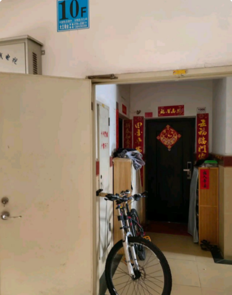 我们这10楼的4户人家，就像是2个极端！

我和我紧挨着的邻居，门口干干净净！两