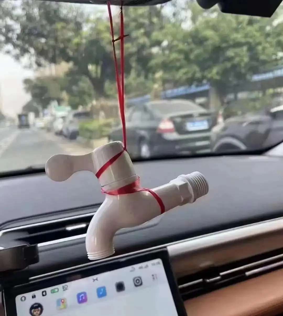 我今天着急上班，叫了一台滴滴司机，上车我发现这名司机，为什么在车上挂一个水龙头啊