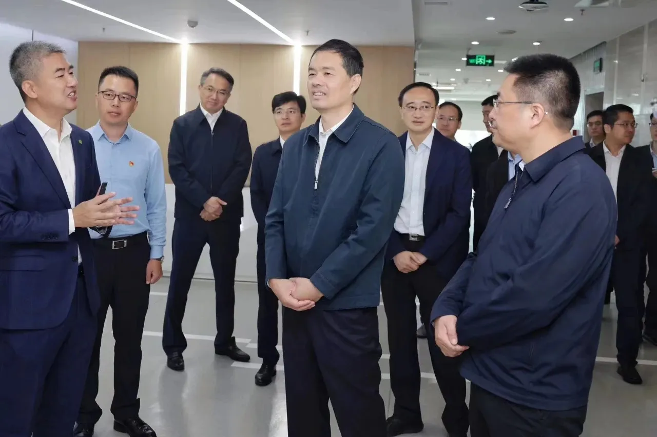 做公务员就是需要谦虚一点，这个手放的百姓都很喜欢，点赞