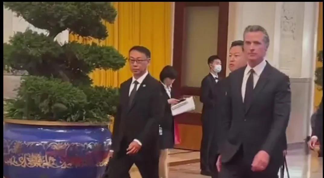 这次给与美国州长从没有的高规格，恐怕是在半导体方面要透个口子。因为加州有英特尔、