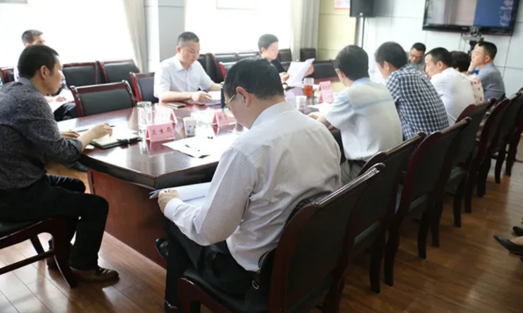 表弟考上了市纪委监察局，姨夫奖励了他一辆宝奔驰车，他开着去上班没一星期，就被单位