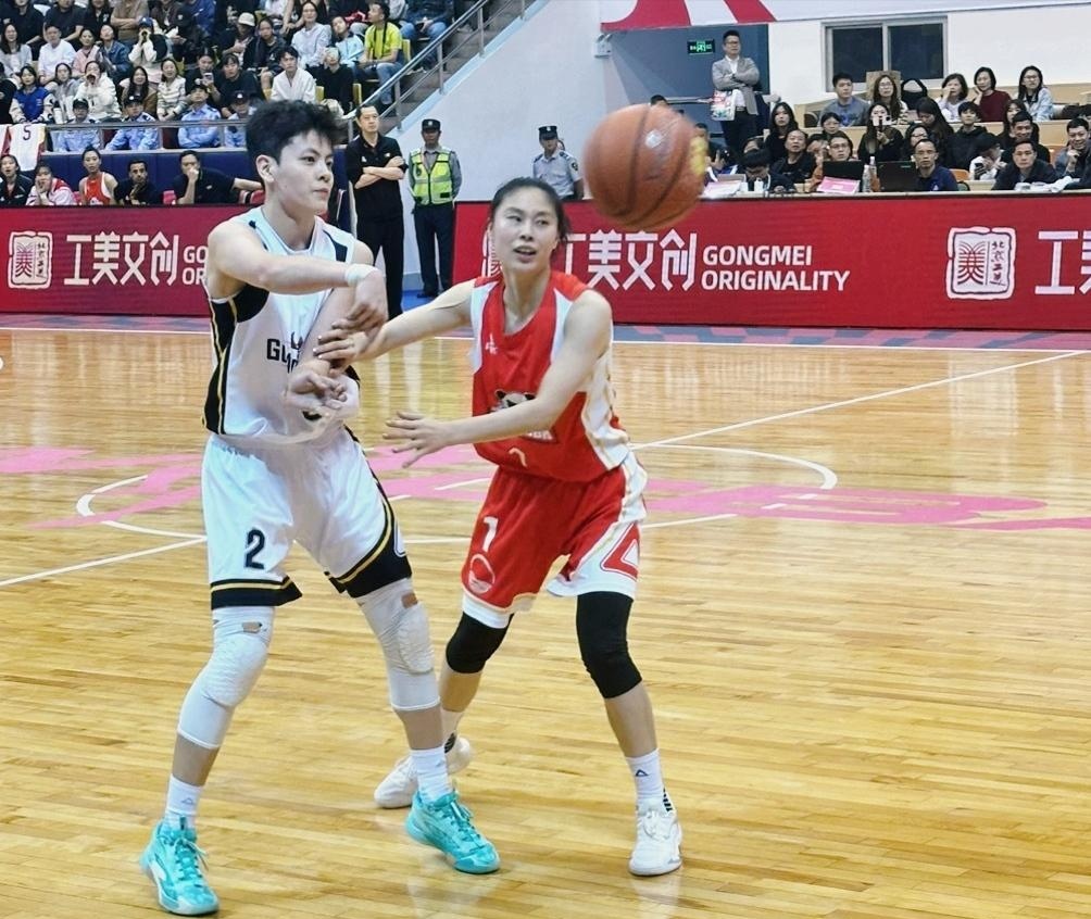 杨舒予24分韩旭29分李梦23分，四川女篮击败广东
WCBA上演强强对话，卫冕冠