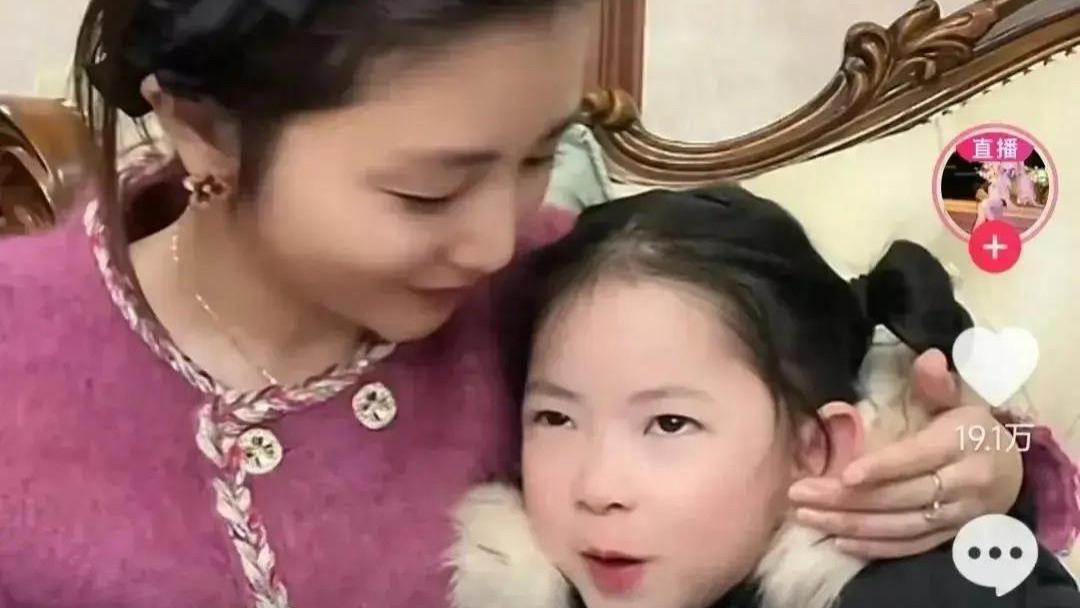 又是直播！幼儿园男孩送金条后续：父母直播在线7万人，礼物不断