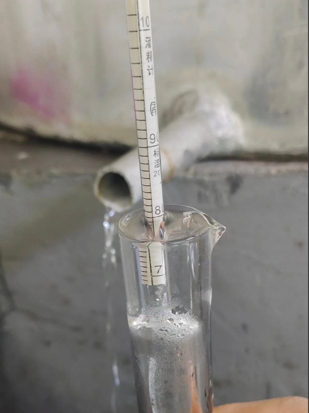 今天出了一锅高粱酒，一共300多斤粮食，出酒情况如下：

1.酒头：4斤(80～