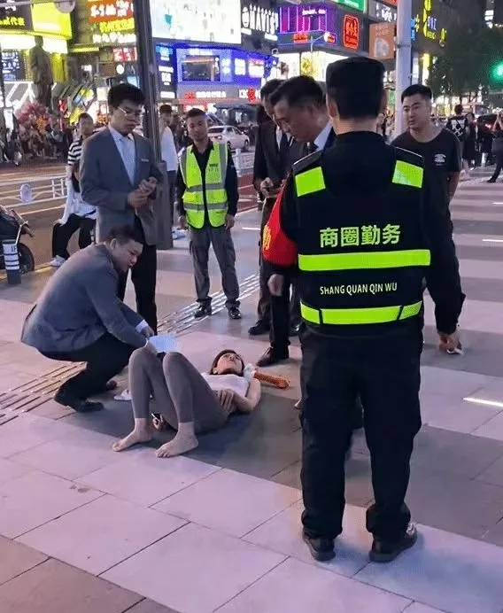 

湖南长沙一广场，一位妙龄美女穿着打扮时尚，带着一只大白鹅直接躺在地上睡觉，巡