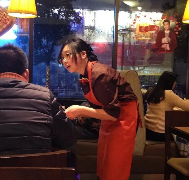昨晚跟几个同事去吃烤肉，吃到中途，一位服务小哥过来收拾空盘子，没想到一位女同事却