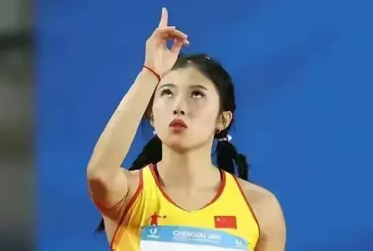 吴艳妮到底妨碍了谁的利益？怎么那么多人不喜欢她，还喷她。
就像她所说的，不就是抢