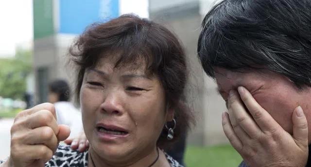 江苏，江阴，一男子28年，一直照顾他的继母。继母过世后，男子通知继母三个亲生子女