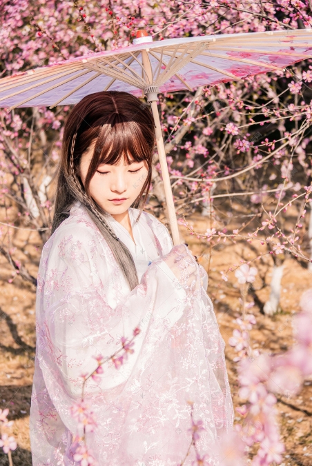 上联：花香自有蜂来访 
下联：腰细无须人去瞧
说的是爱看美女的男人