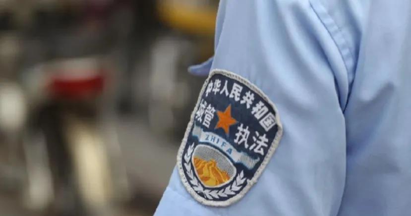 打人城管的城管局局长王静说：涉事城管队员不归该局管理，由属地管理。
9月13日，