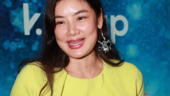 乐基儿香港活动出席，“二婚再离”似放飞自我，身材发福气质不在