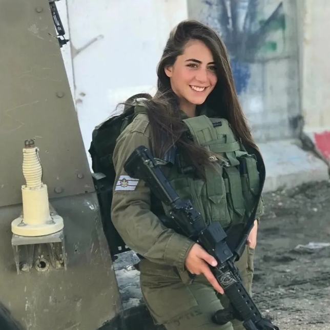 照片上这位身穿战服、手拿长枪的以色列女兵名叫拉亚斯，照片上的她面带笑容，容貌上也