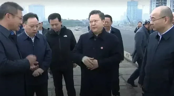 今天刷到个新闻，说有个官员在公开场合，胸前戴着毛主席像章。
最后湖南人认出来了，