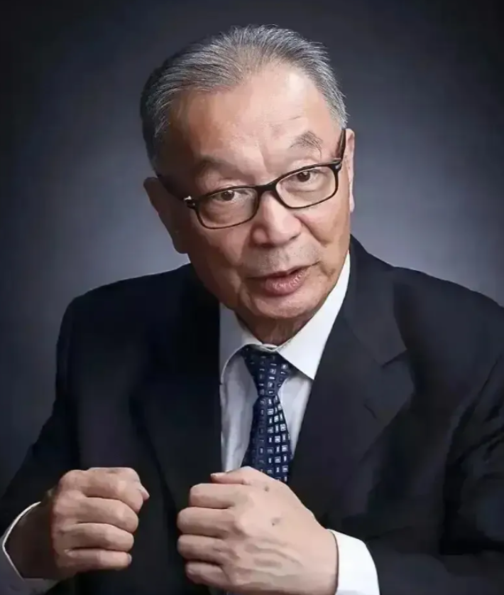 温铁军曾提出了一个耐人寻味的问题：我们为何执意效仿已经过时的西方发展道路？为何要