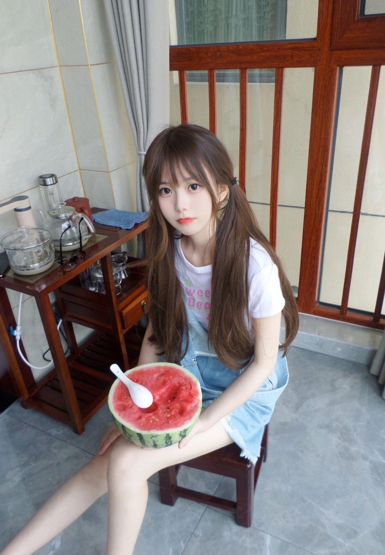 西瓜甜，还是我甜？既然夏天离不开西瓜，那就做个呆呆的西瓜少女吧！
