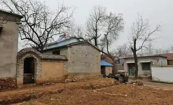 我同事老家是农村的，十五年前，他把老家的房子卖给了一个城里的亲戚，一共卖了30万