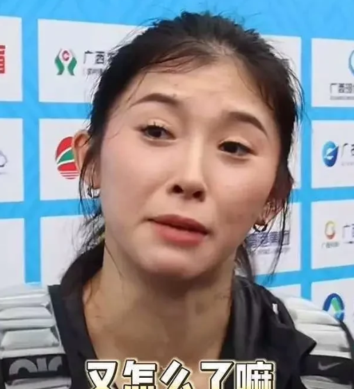 昨天上午10点，吴艳妮官宣退赛！
中国体坛人气最旺且备受争议的运动员吴艳妮，在全