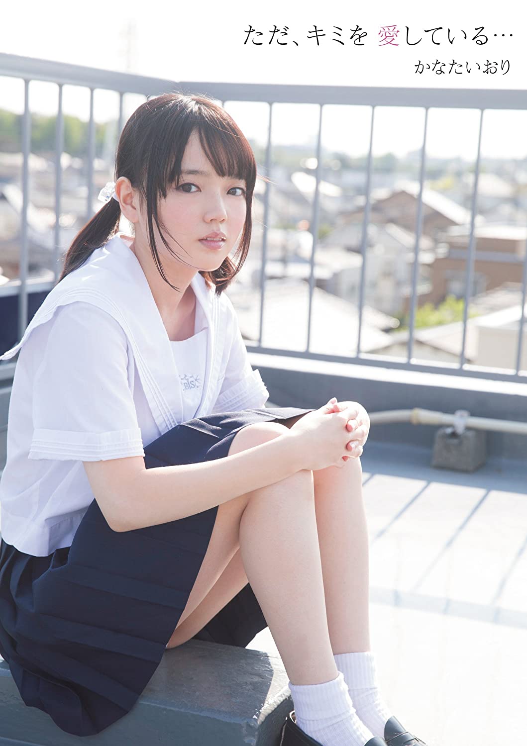 日系少女摄影人像，通常以清新、自然、柔和的色调和光影效果为特点，捕捉少女们的自然