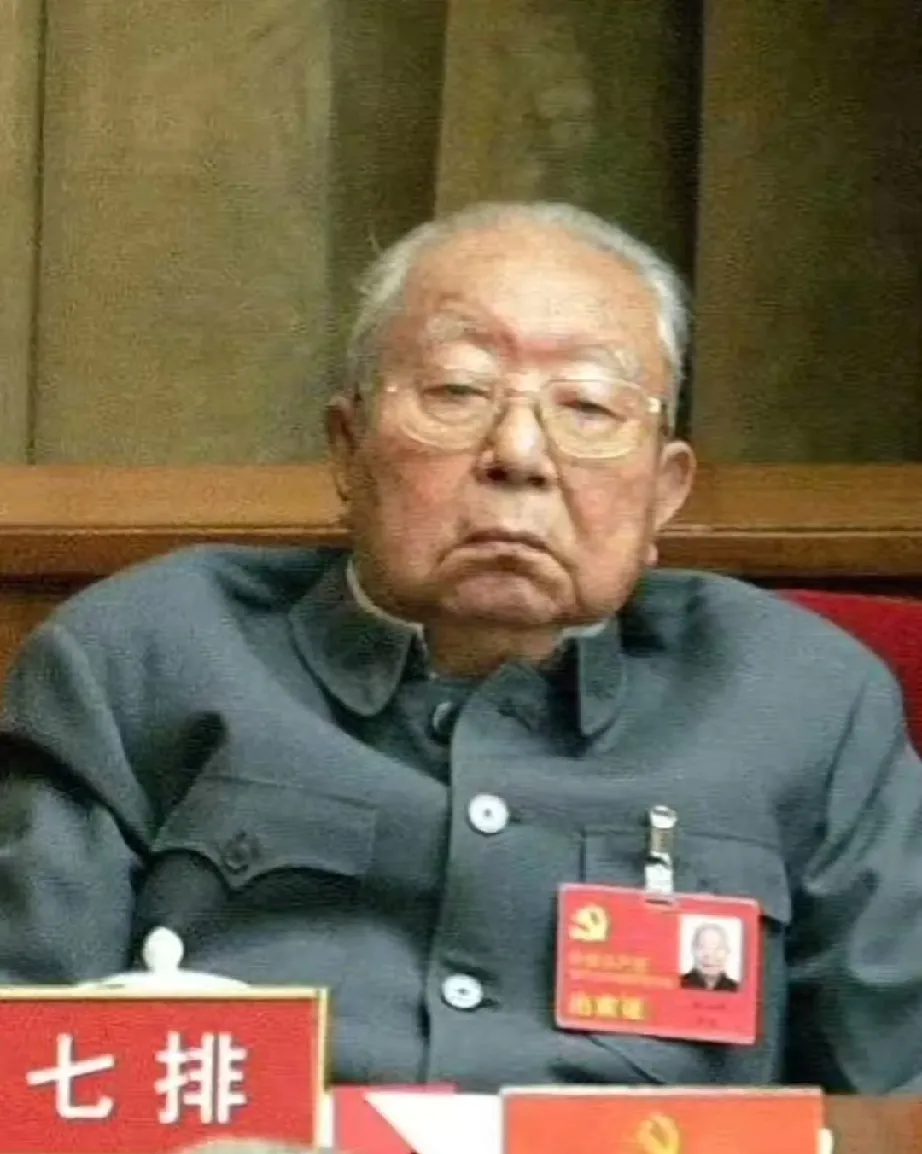 华国锋最后一次出现在公众视野。善良的人，规规矩矩的人，历史上有浓重一笔。
