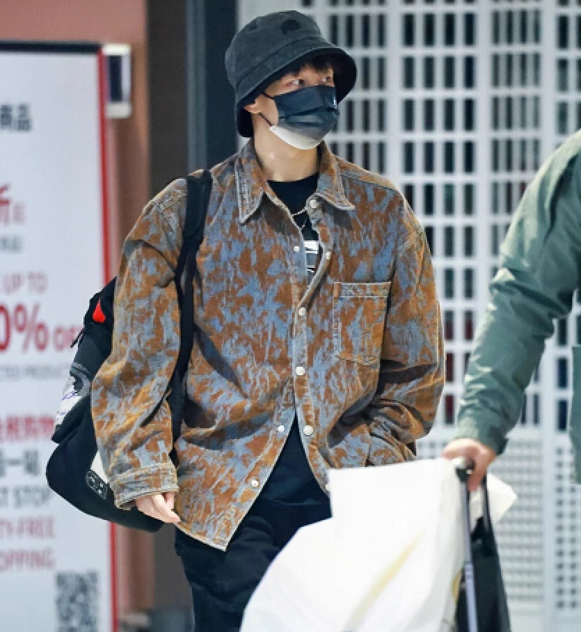 平安落地！孙颖莎被球迷围堵，王楚钦帅气，最潮还是林高远
1月20日，国乒四将成功