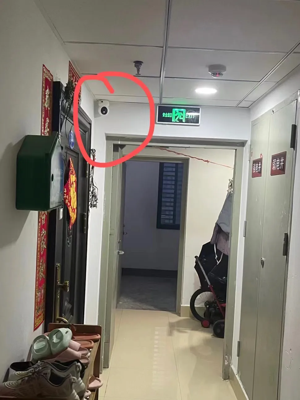 下班回家发现对门邻居装了个摄像头，感觉很不舒服！

和邻居沟通了，邻居说调整好了